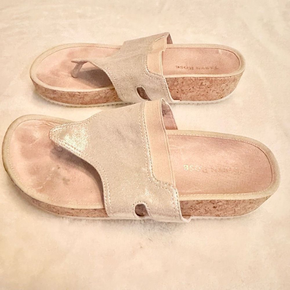 ✨ Taryn Rose Adelle Gold Wedge Sandals | Size 7.5 ✨ - Picture 3 of 6